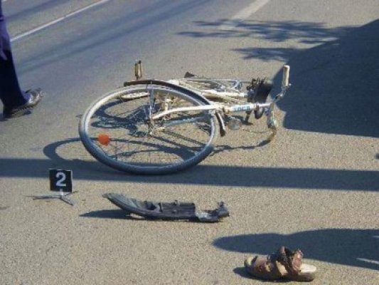Biciclist spulberat de maşină, transportat în comă la spital